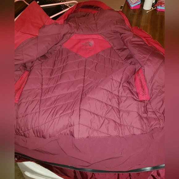 The North Face Women's Red Wine Winter Jacket - Picture 5 of 6